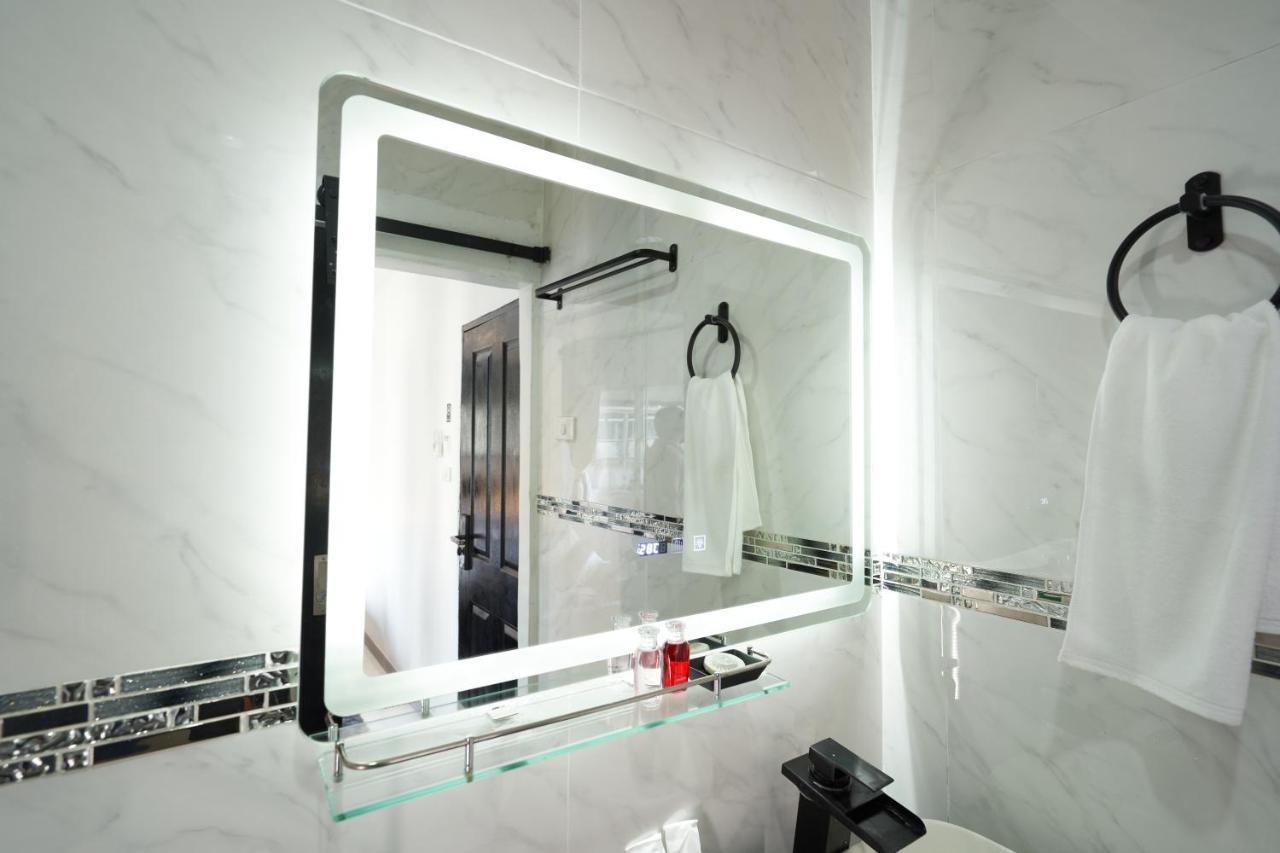 Thonglor Suites Hotel Bangkok Luaran gambar