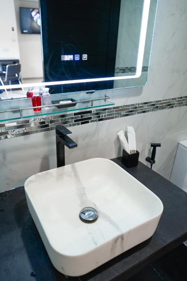 Thonglor Suites Hotel Bangkok Luaran gambar